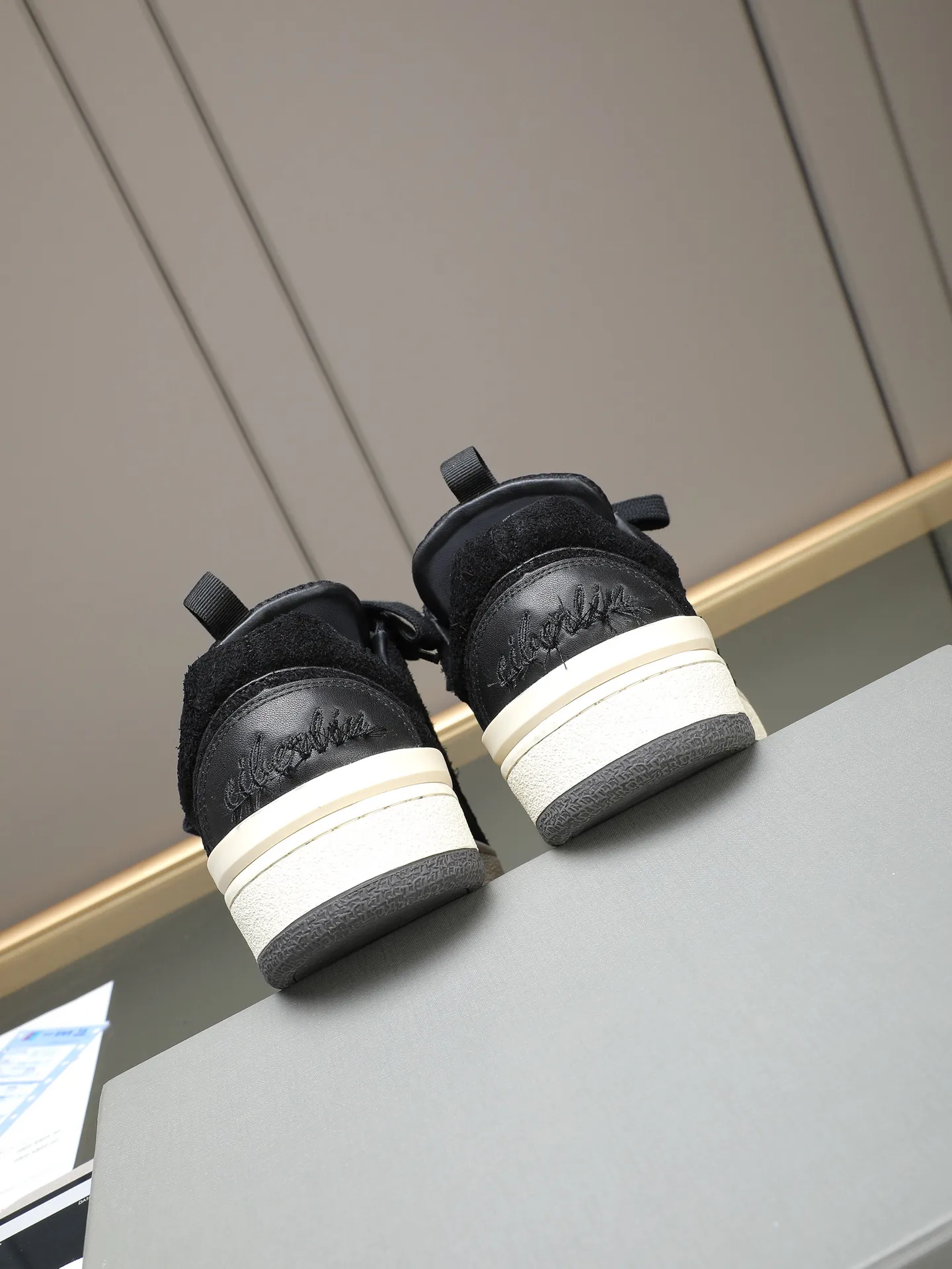Men's shoes 💰640 [LANVIN] The latest fashionable item! High quality CLAY series‼ ️ The latest trendy products of the season 🌈Many bloggers have planted grass and purchased the original open-mold customization. The upper and outsole are sewn with mark threads without edge sealing. Multiple material splicing combination design. Very versatile for fashionable and casual wear. Comfortable on the feet. Self-recommended. Upper cowhide + cow suede + breathable mesh lining. Foot-padding cowhide. Exclusive original open-mold clear logo rubber outsole ⚠️38-44 (customized for 45)